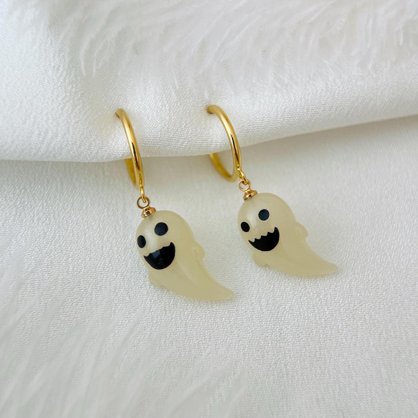 Halloween Clip On Earrings, Cute Pearl White Ghost Gold Minimalist Hoop Huggies, Non Pierced Ears No piercings, Invisible Dangle Ear Clips